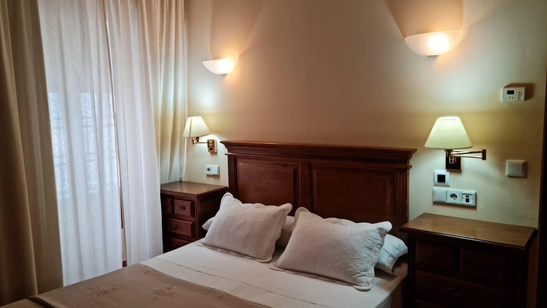 Hotel Plateros contacts